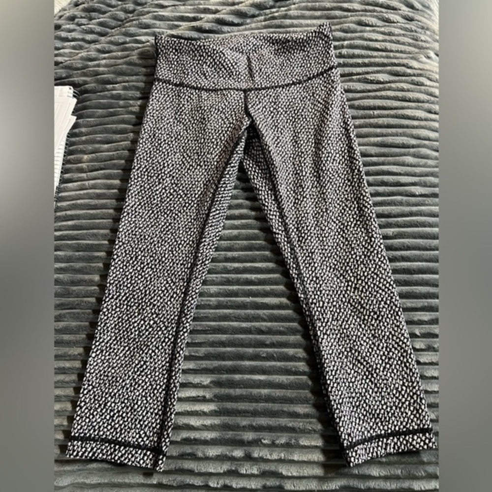 Lululemon Capri Pants-LIKE NEW​​